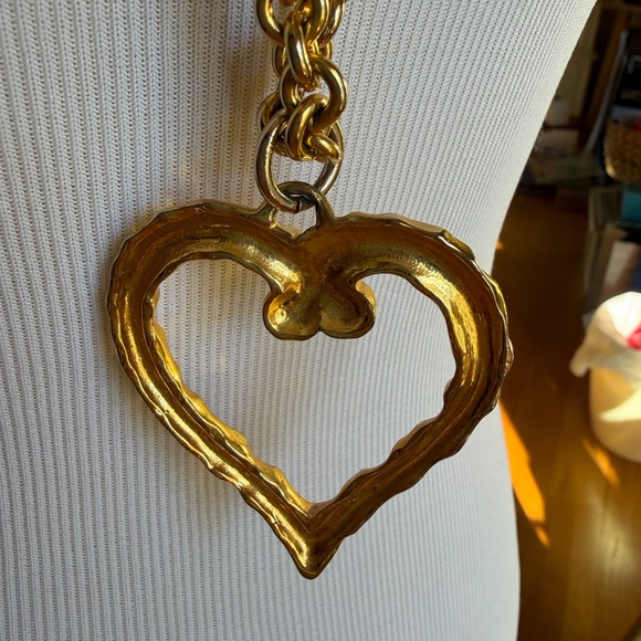 HEART OF GOLD. Hammered goldtone heart on goldtone link chain - Picture 7 of 11